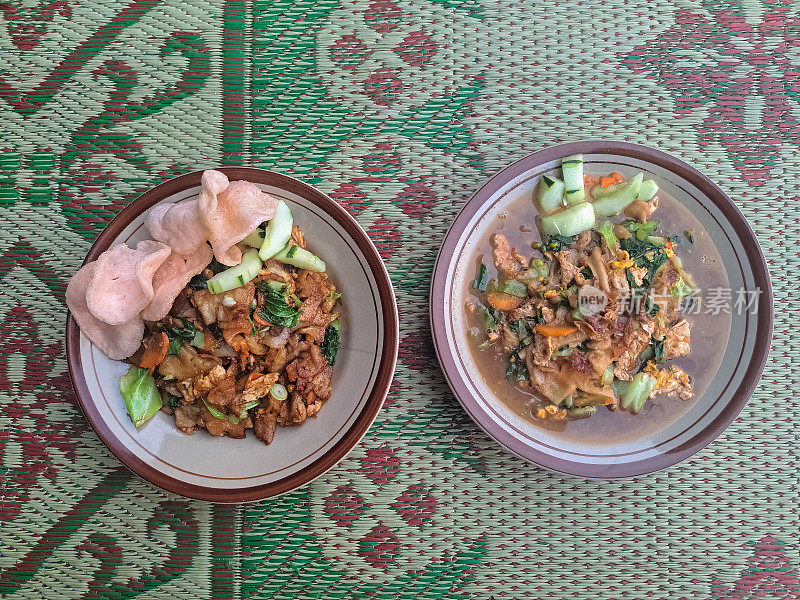 美味的炒饭和肉汁炒白菜或白菜。Nasi Goreng Dan CapCay Kuah。食品菜单。